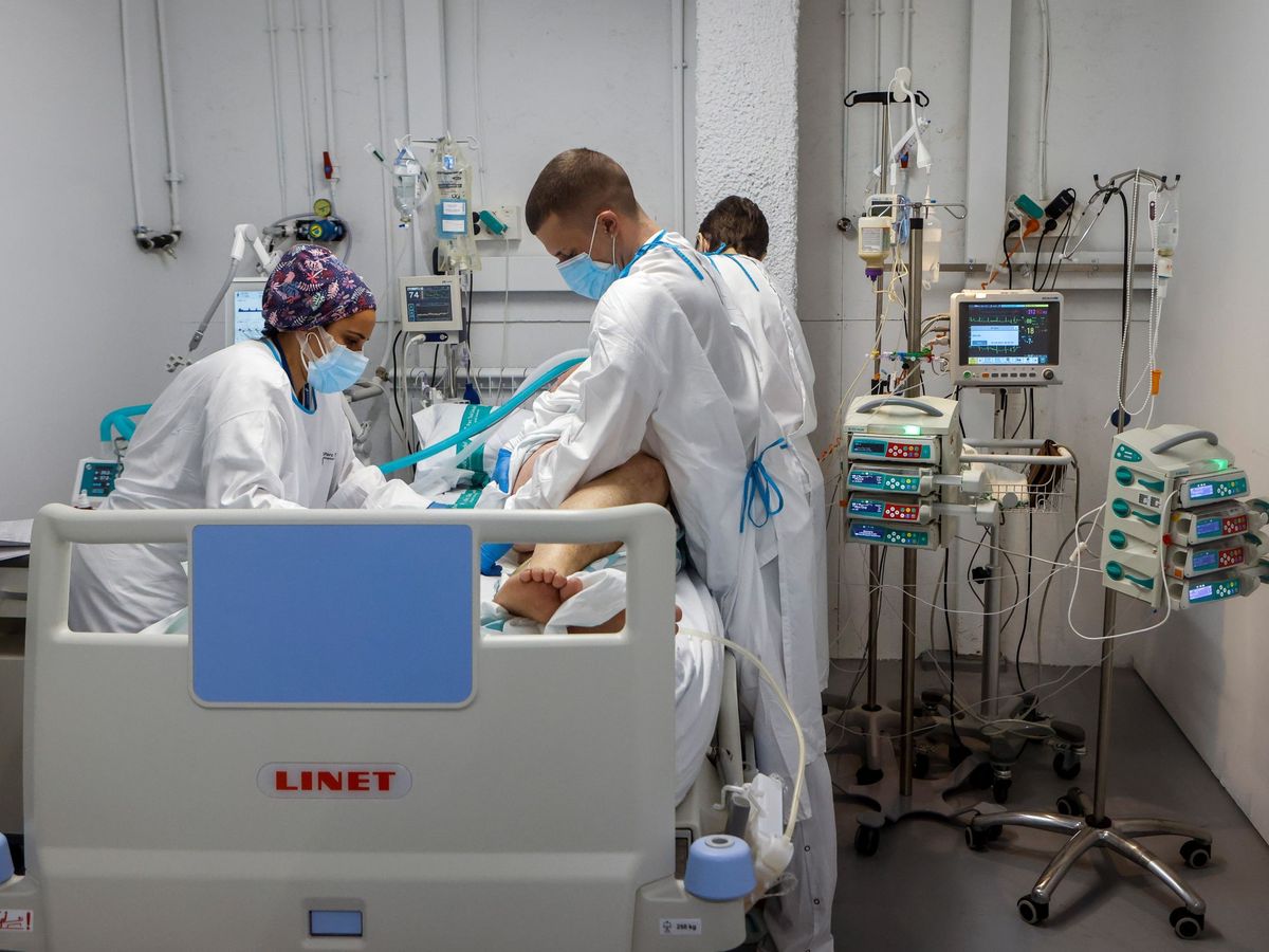 Foto:  Personal sanitario del Hospital Parc Taulí de Sabadell (Barcelona) trabaja en la UCI. (EFE)