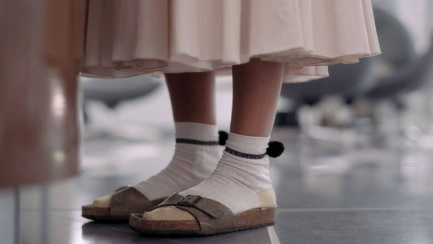 Detalle de las sandalias de Birkenstock de Carrie.  (HBO Max/Craig Blankenhorn)