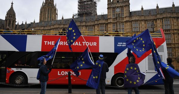 Foto: Varias personas participan en una protesta proeuropea junto al Parlamento del Reino Unido en Londres. (EFE)