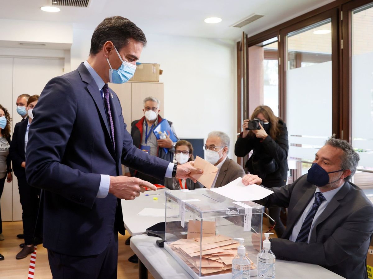 Foto: El presidente del Gobierno, Pedro Sánchez, en el momento de votar. (EFE)