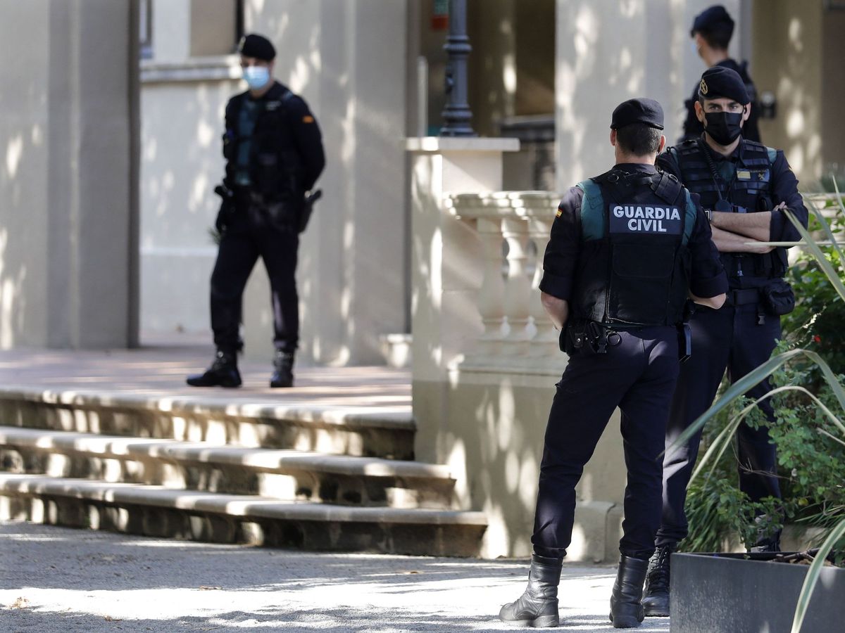 Foto: Agentes de la Guardia Civil custodian la puerta del ayuntamiento de Cabrera de Mar (Barcelona) en el marco de la investigación judicial. (EFE)