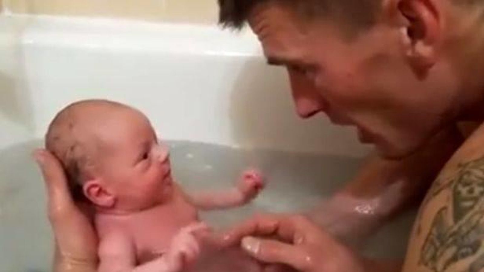 Foto: El primer baño de un bebé ha conquistado a más de 23 millones de usuarios (Facebook)