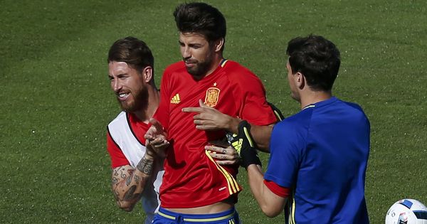 Foto: Piqué y Ramos bromean durante un entrenamiento (Reuters)