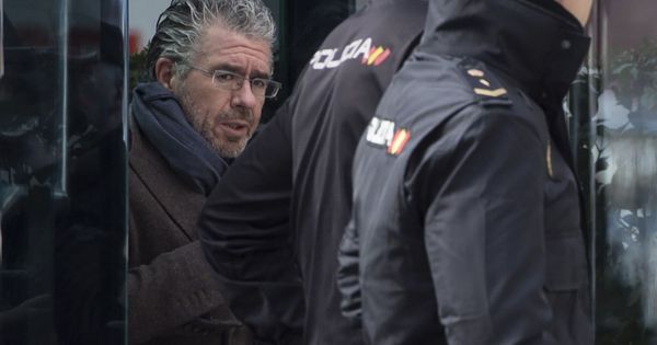 Foto: El exconsejero madrileño Francisco Granados, a su salida de la sede de la Audiencia Nacional, donde declaró hace dos semanas. (EFE)