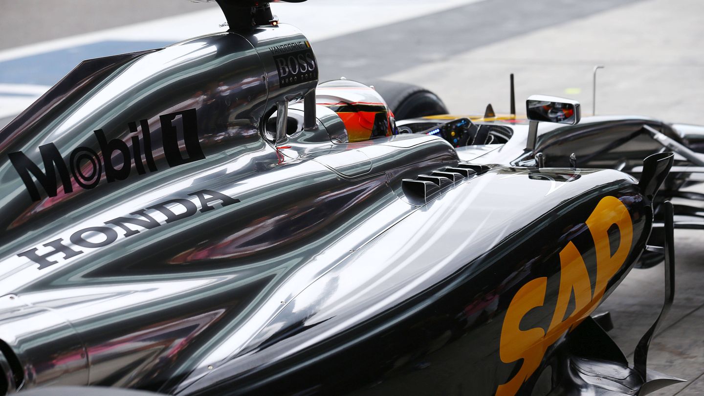 El primer test real de McLaren junto a Honda se produjo a finales de 2014 en Abu Dabi, con Stoffel Vandoorne al volante.