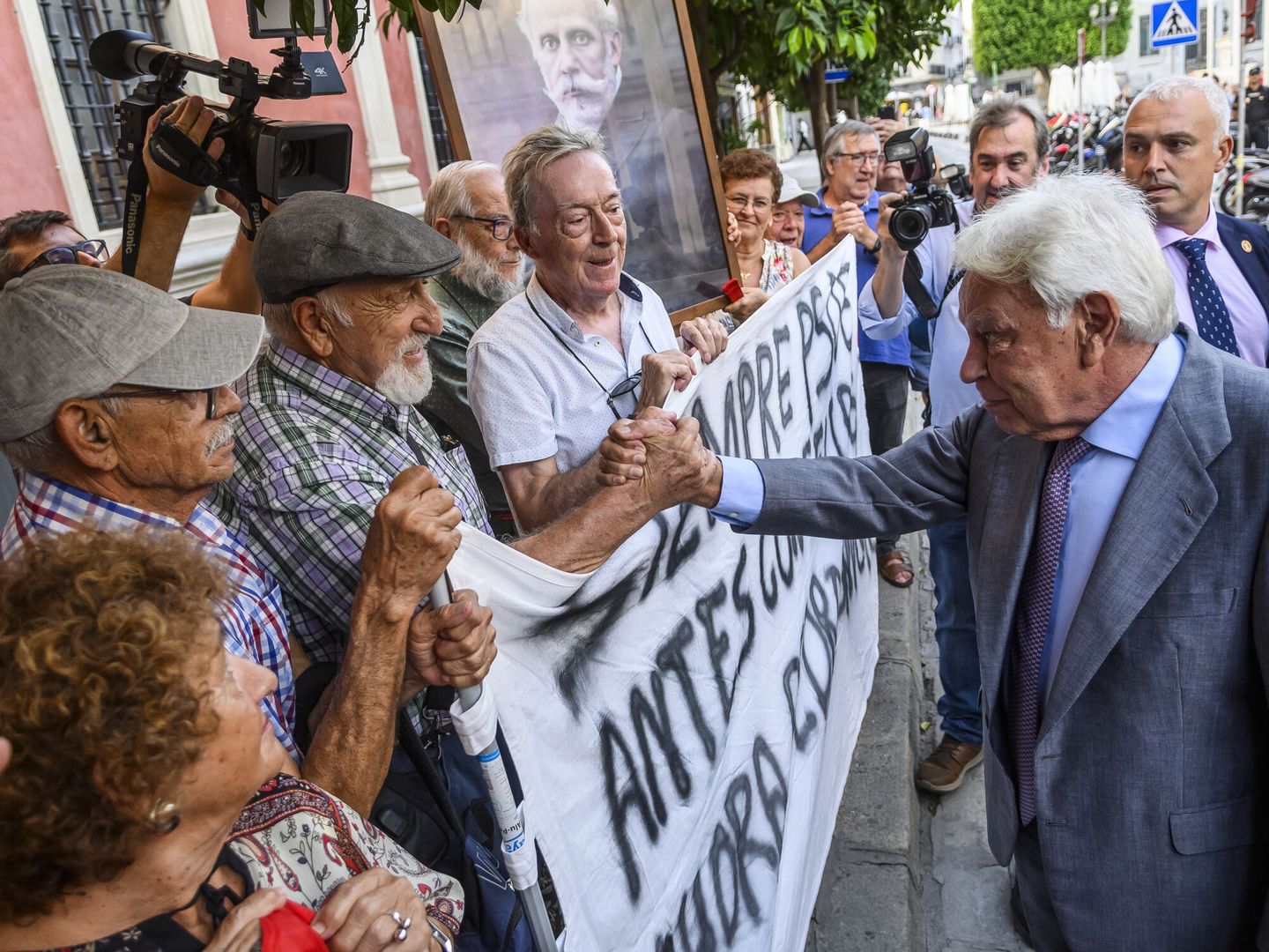 El expresidente del Gobierno Felipe González saluda a simpatizantes del PSOE a su llegada a la entrega del premio. (EFE/Raúl Caro)