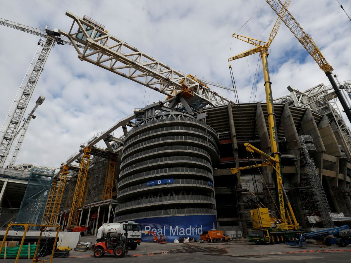 Foto: Imagen de las grúas en las obras del nuevo Bernabéu. (REUTERS/Susana Vera)