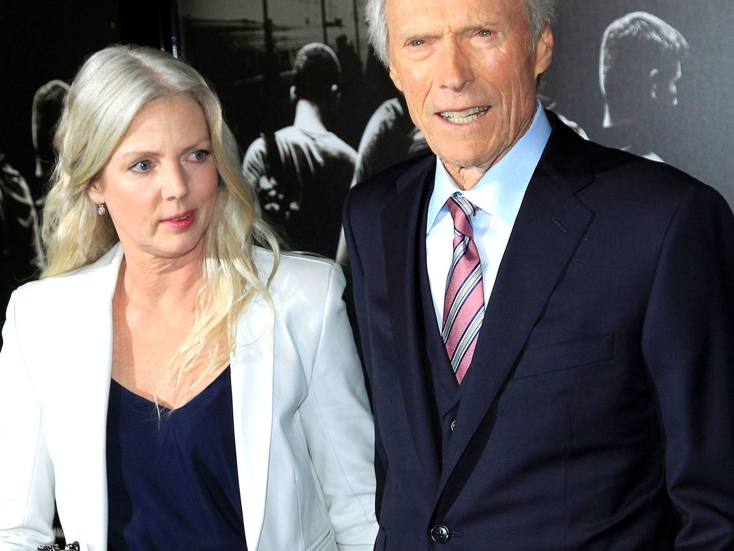 Clint Eastwood posa con Christina Sandera en enero de 2018. (EFE)
