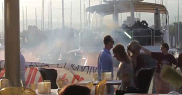 Foto: Protesta de Arran contra el turismo en el puerto de Palma. (EFE)