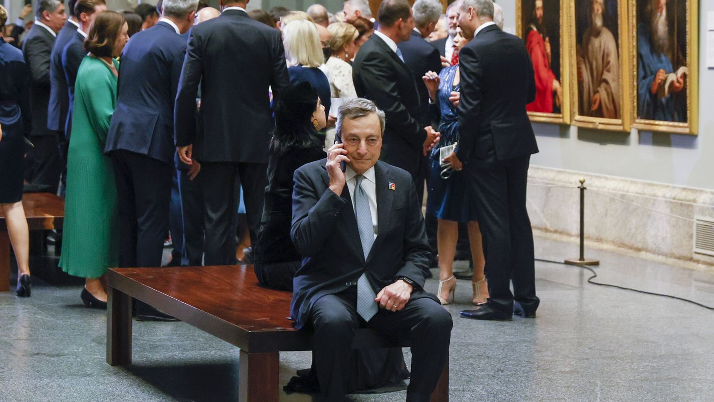 Mario Draghi, atendiendo una llamada. (EFE/Ballesteros)