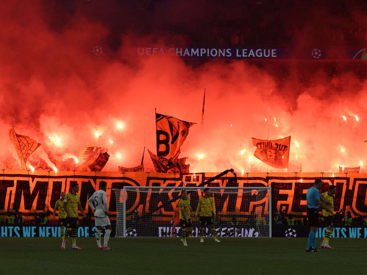 Foto: Las bengalas encendidas por la afición del Borussia Dortmund. (EFE/Kiko Huesca)