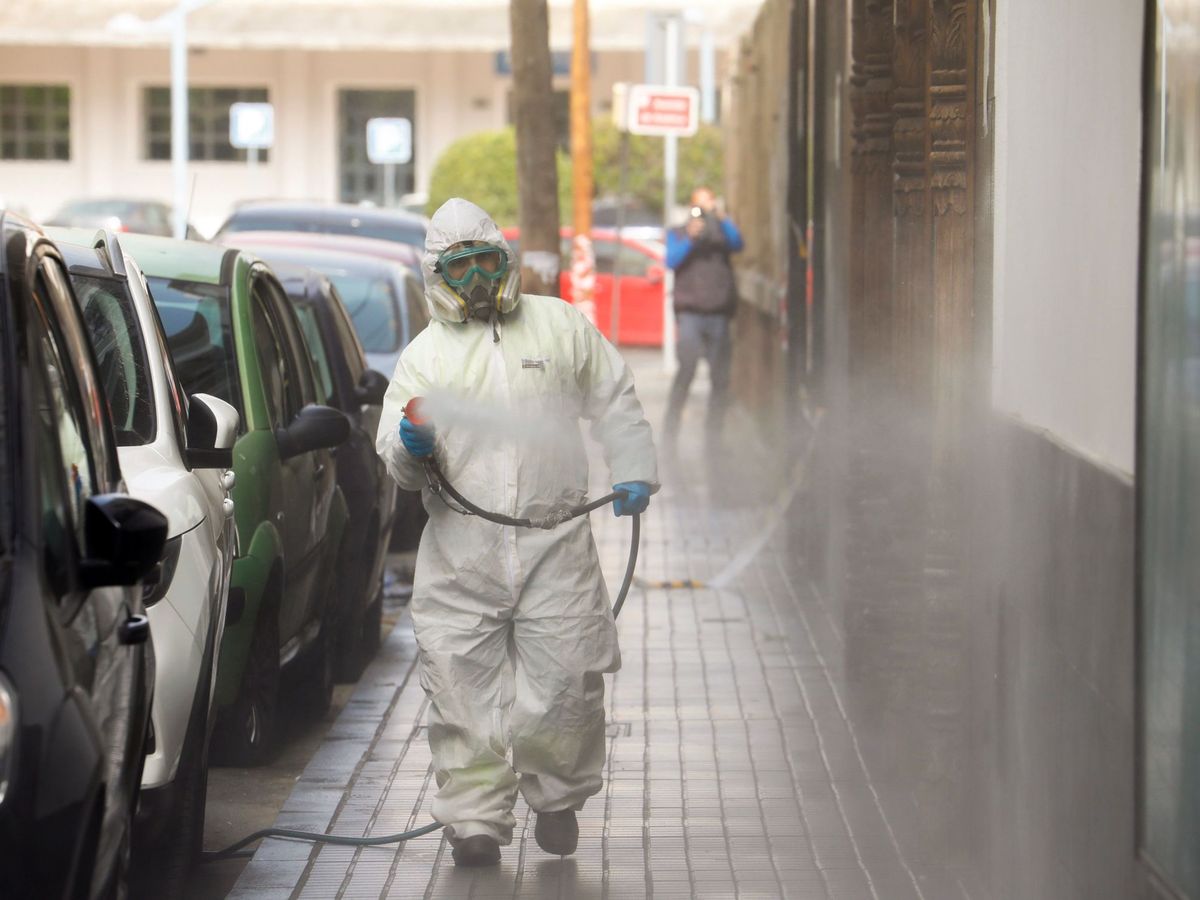 Foto: Un trabajador del servicio de limpieza desinfecta una acera en Córdoba (EFE)