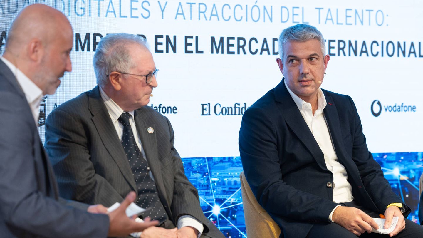 De izquierda a derecha: José Luis Losa (El Confidencial); Felipe Romera (director general del Andalucía Tech Park) y Antonio de la Prieta, 'managing director' de Accenture Technology.