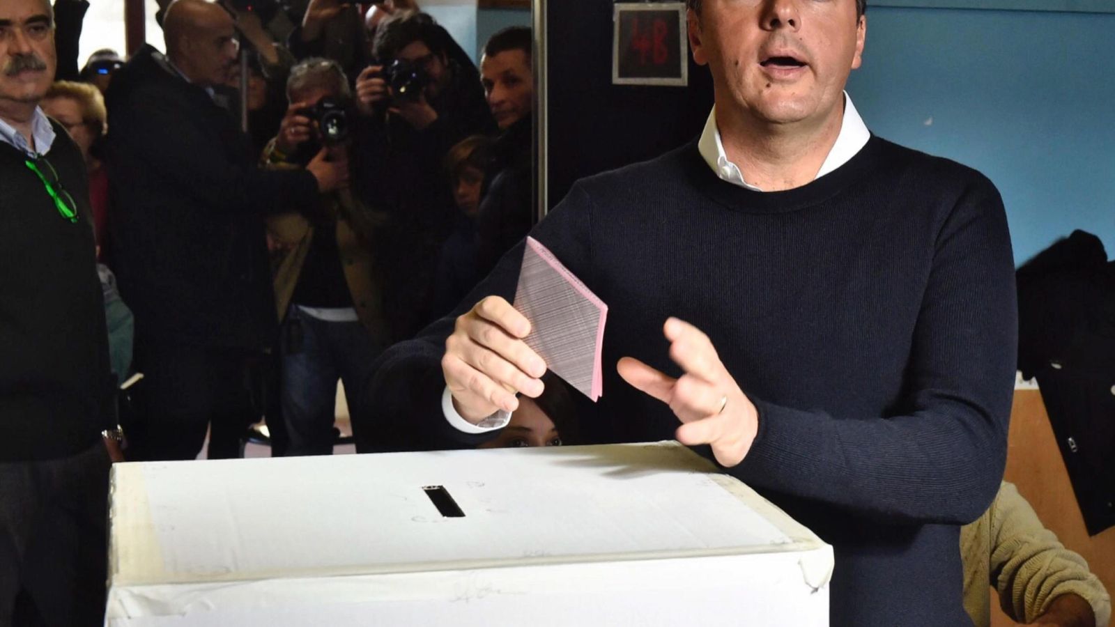 Foto: Renzi, depositando su voto para el Referéndum constitucional de Italia (EFE)