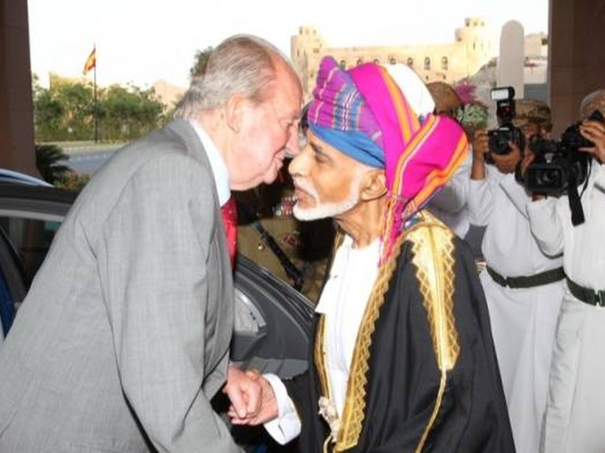 Foto: Juan Carlos I saluda al fallecido sultán de Omán, Qabús bin Said. (Casa Real)