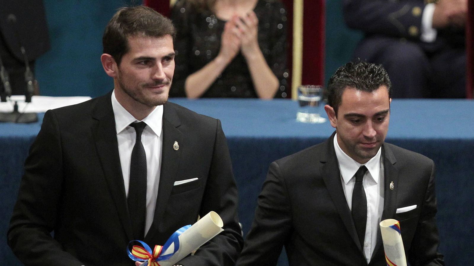Foto: Iker Casillas y Xavi Hernández, tras recibir el premio Príncipe de Asturias de los Deportes 2012 (EFE)