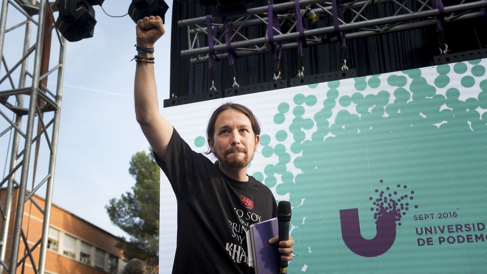 Foto: El líder de Podemos, Pablo Iglesias, durante la clausura este domingo de la Universidad del partido en la Universidad Complutense de Madrid. (Efe)