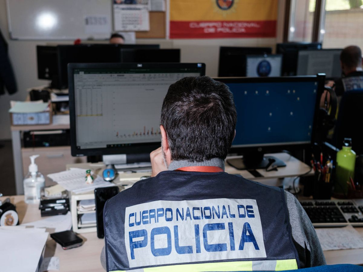 Foto: Un agente de la Unidad Central de Ciberdelincuencia de la Policía Nacional. (S. B.)