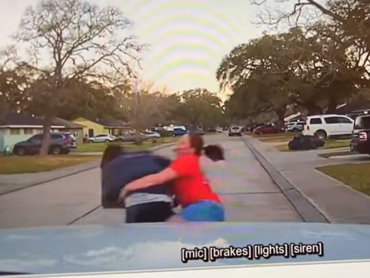 Foto: La mujer no lo dudó y se abalanzó sobre el hombre que espiaba a su hija (YouTube)