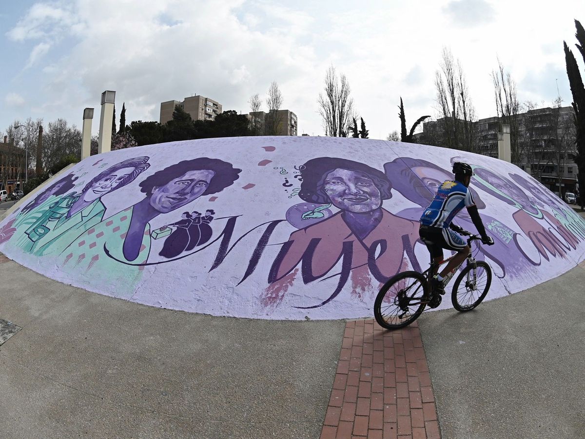 Foto: Mural feminista en el paseo de Pastrana de Alcalá de Henares (EFE)