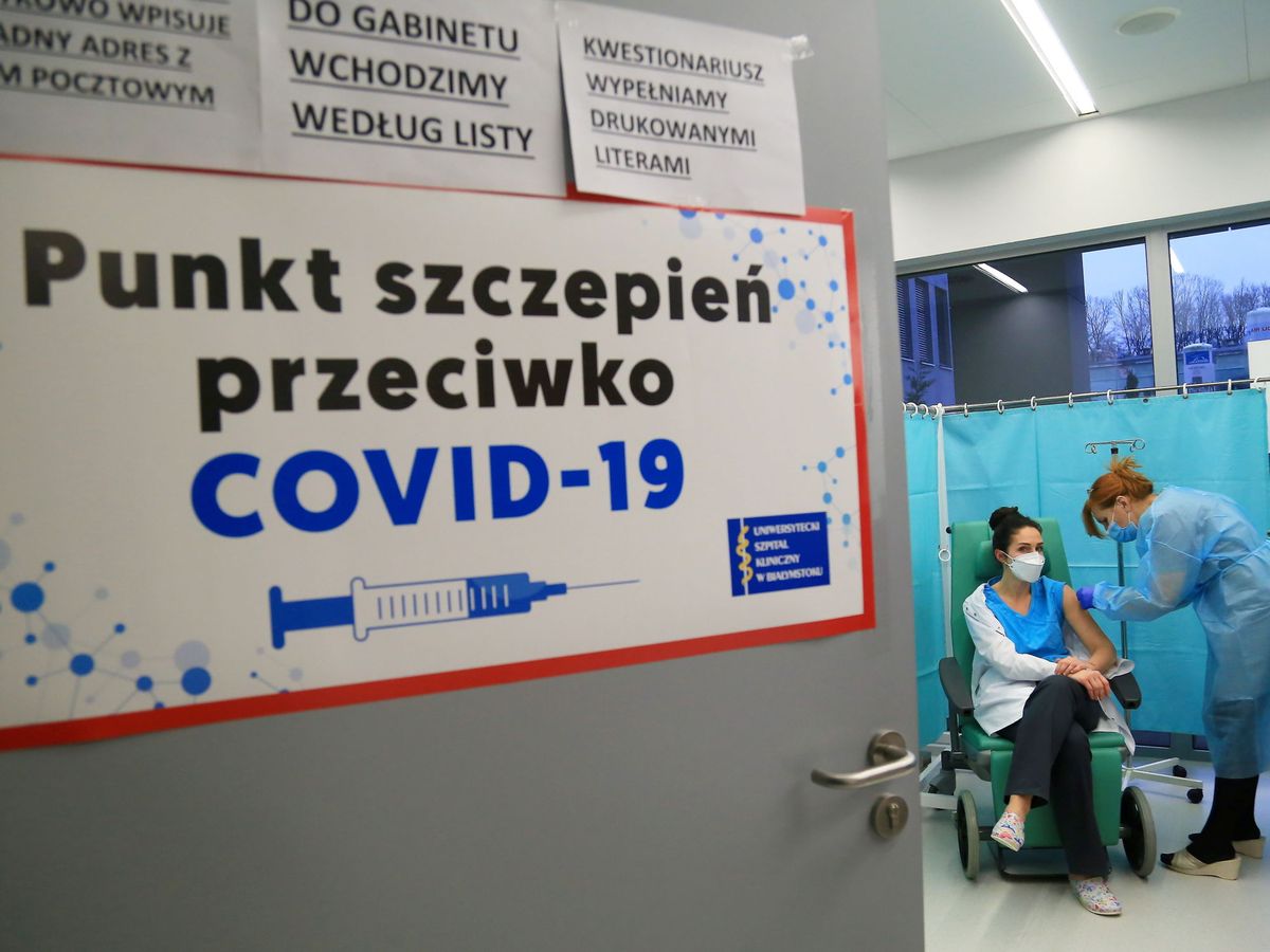 Foto: Una paciente polaca es vacunada. (Reuters)