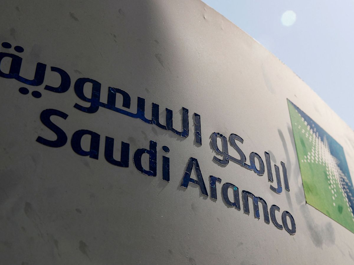 Foto: Logo de Saudi Aramco en uno de sus yacimientos petrolíferos. (Reuters)