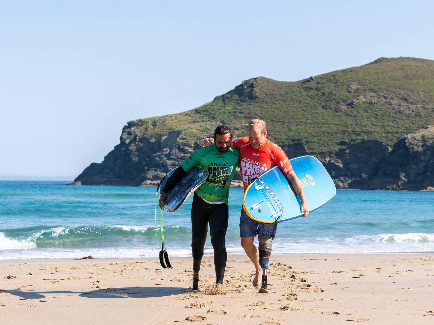 Hugo Rocha y Dana Cummings, en la prueba de surf de Pantín. (Cedida)