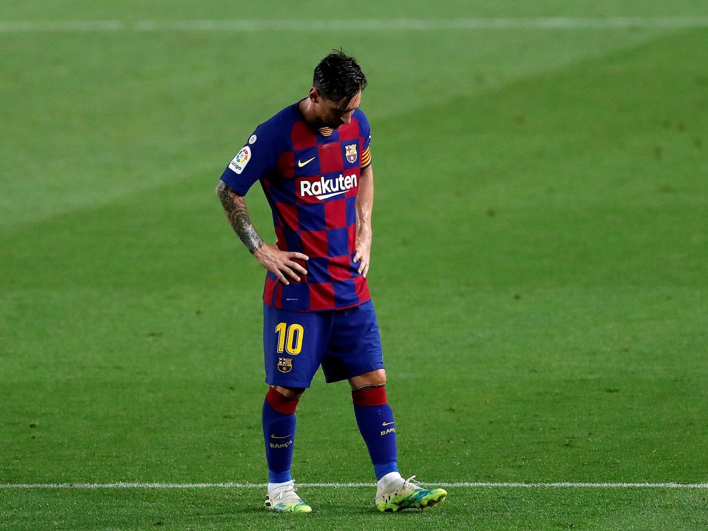 Leo Messi, abatido en el campo. (EFE)