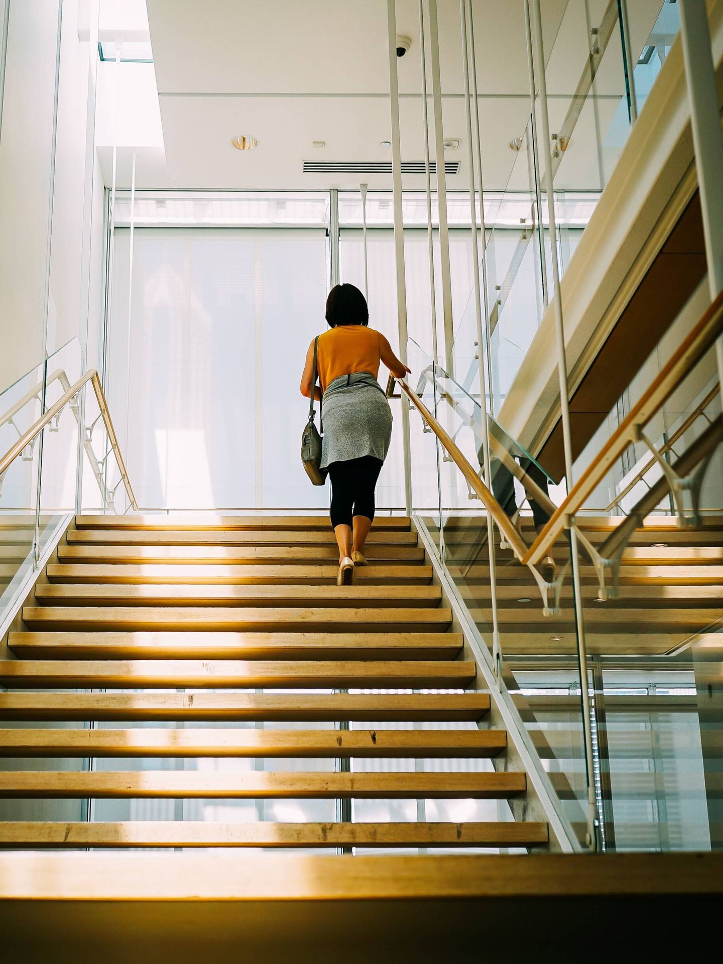 Subir escaleras, una de las mejores actividades para ponerte en forma sin ir al gimnasio. (Pexels/Ricky Esquivel)