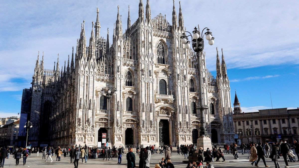 Un grupo de activistas arroja pintura contra la estatua ecuestre en el Duomo de Milán