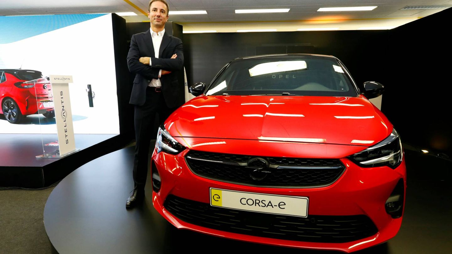 Florian Huettl, CEO de Opel, junto al Corsa-e en la planta de Figueruelas.