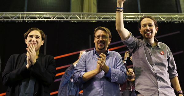 Foto: Ada Colau, Xavier Domènech y Pablo Iglesias durante un mitin en L'Hospitalet de Llobregat en la campaña de las elecciones generales del 20-D. (EFE)