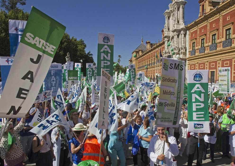 Foto: Miles de personas protestan en Sevilla contra los "recortes" de la Junta (EFE)