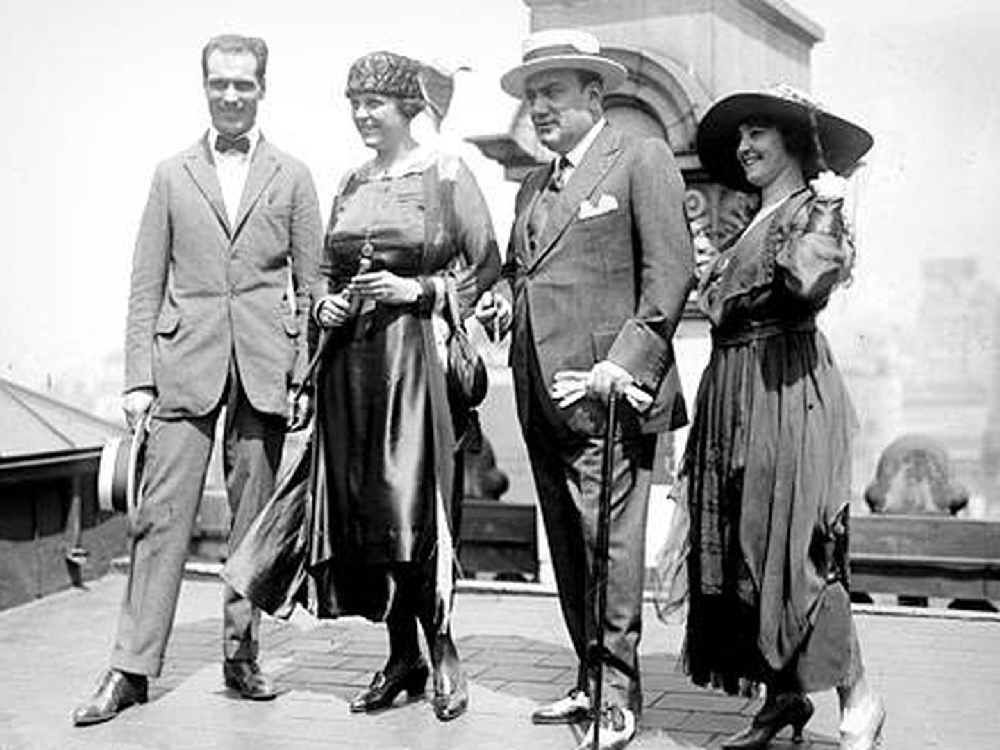 Enrico Caruso (segundo por la derecha), durante una fiesta en Nueva York