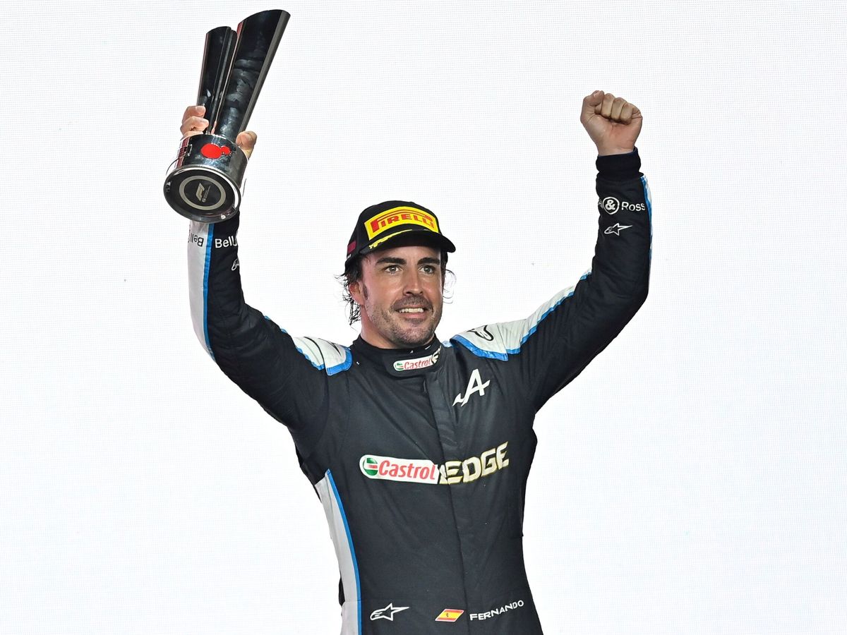Foto: Alonso, en el podio de Qatar. (EFE/EPA/Noushad Thekkayil)