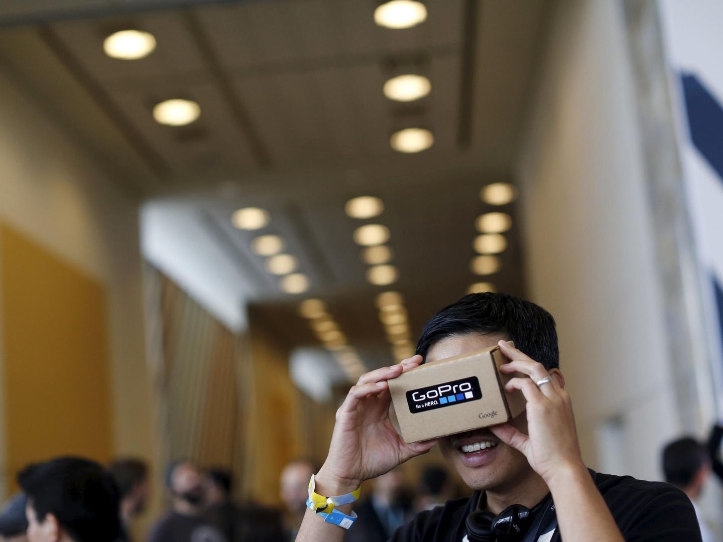 Un asistente a la conferencia I/O usa las Google Cardboard en 2015 (Reuters / Robert Galbraith)