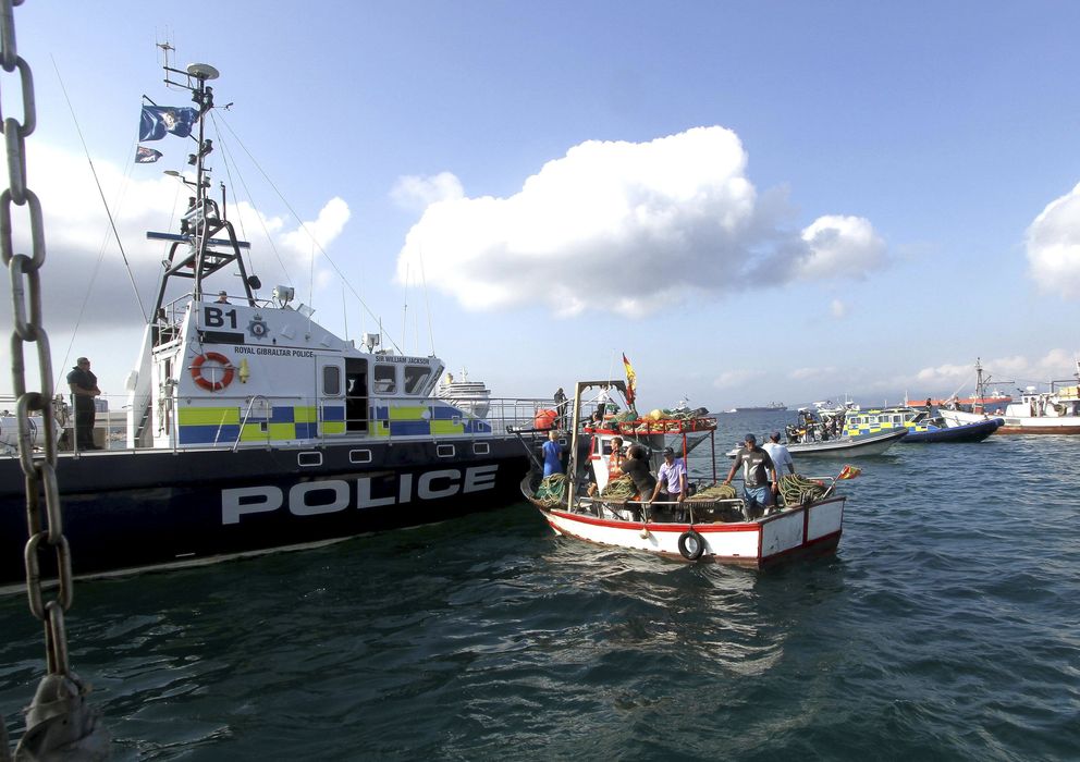 Foto: La Policía de Gibraltar ha impedido a las embarcaciones ubicarse en la zona de los bloques de hormigón. (Efe)
