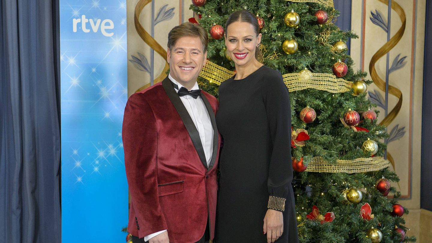 Carlos Latre y Eva González, presentadores del especial de Fin de Año '¡Feliz 2018!'. (TVE)