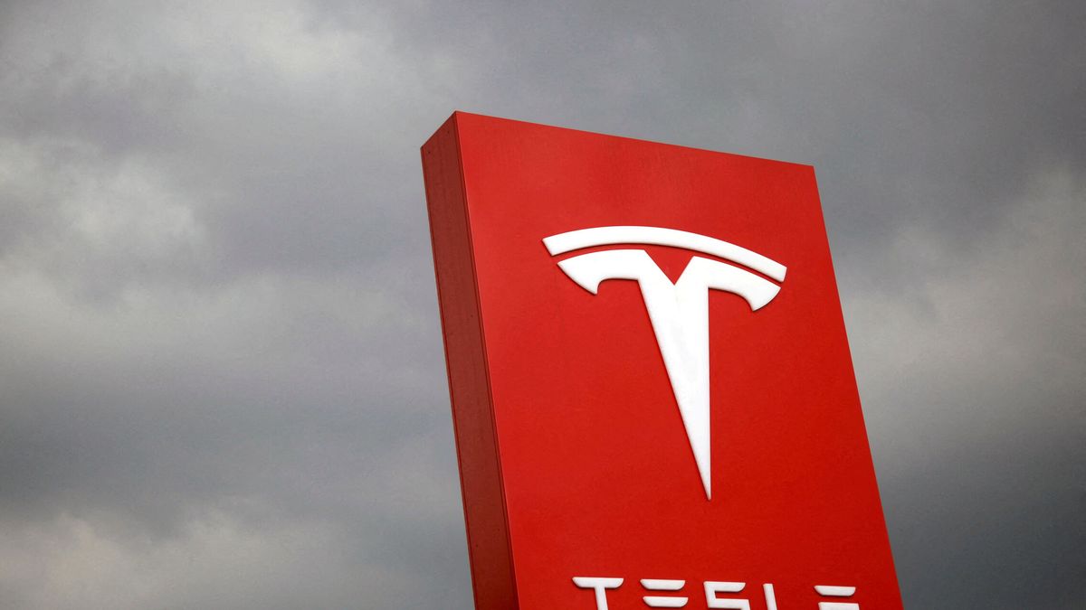 Las acciones de Tesla, en mínimos de dos años tras los problemas con más de 350.000 coches