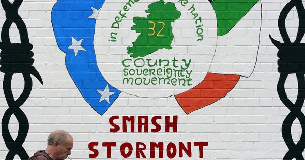 Foto: Un hombre pasa por delante de un mural republicano en Belfast Occidental. (Reuters)