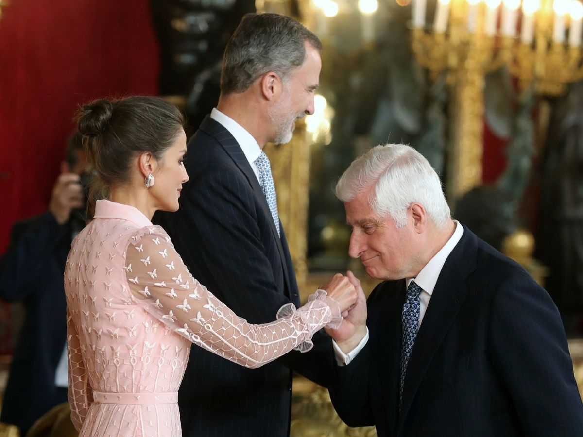 Foto: El duque de Alba, saludando a la Reina. (EFE)