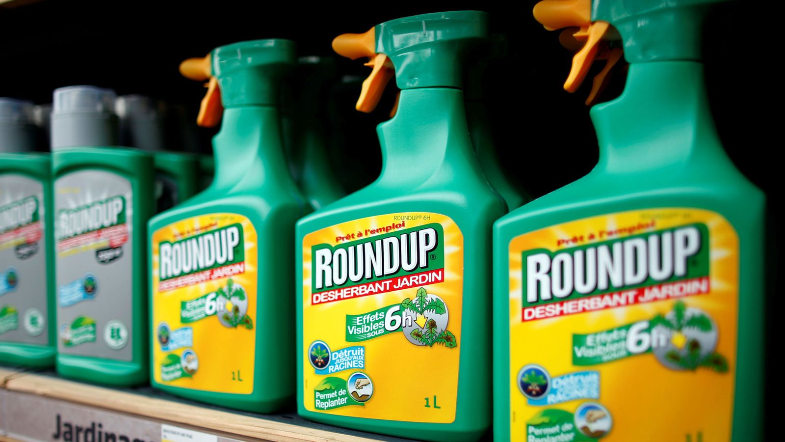 Foto: Botes de Roundup en un supermercado (Reuters)
