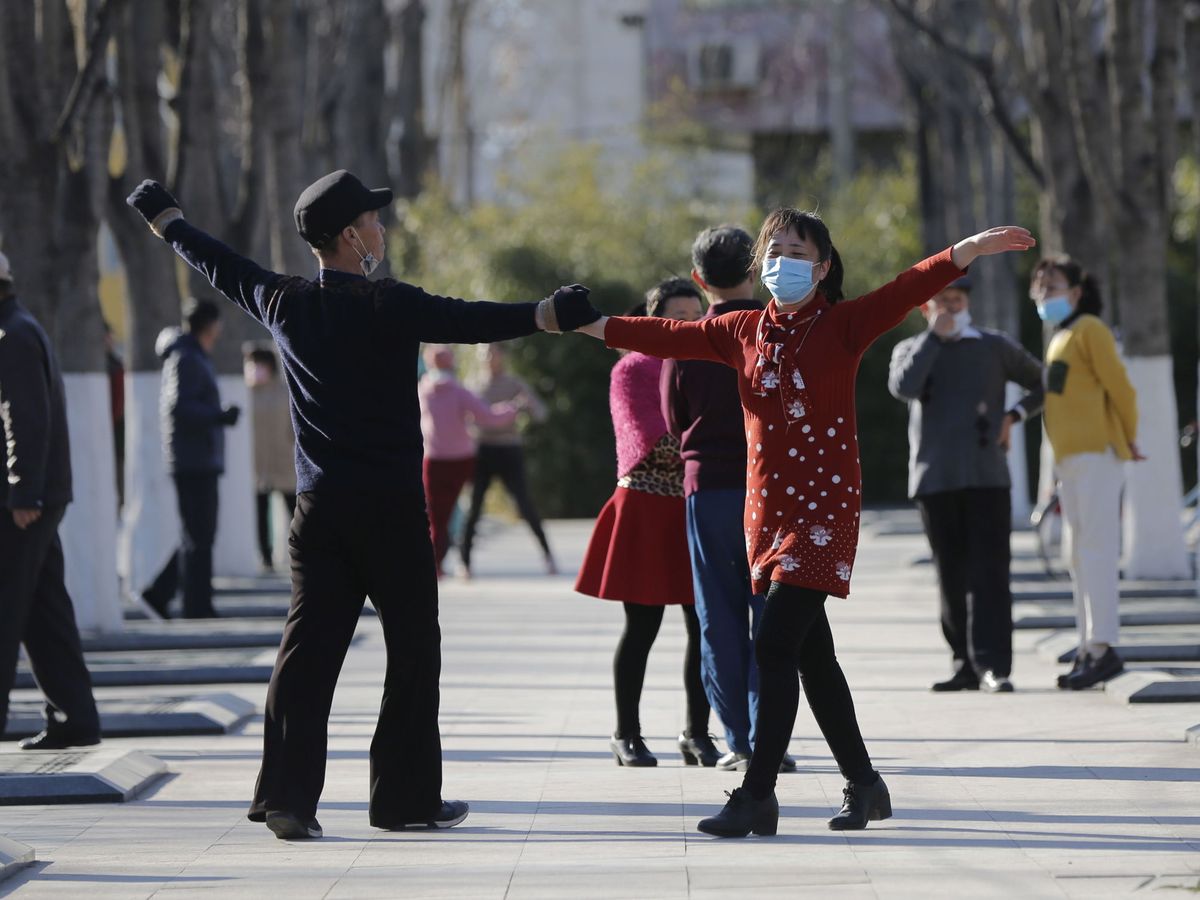 Foto: Gente bailando en la calle en Pekín el pasado día 13. (Reuters)