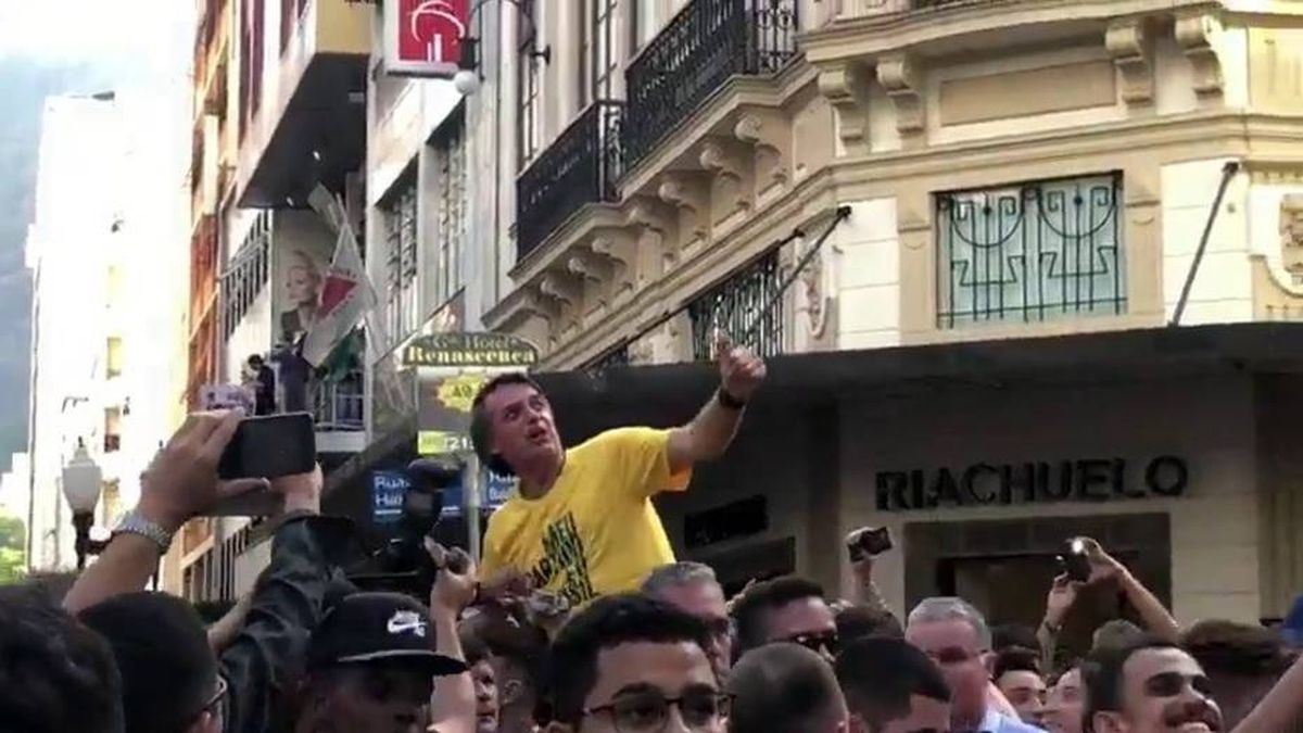 Jair Bolsonaro, líder de la ultraderecha de Brasil, apuñalado en un acto de campaña