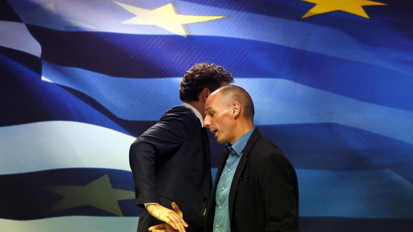 Dijsselbloem y Varoufakis tras la tensa rueda de prensa ofrecida el pasado viernes en Atenas (Reuters).