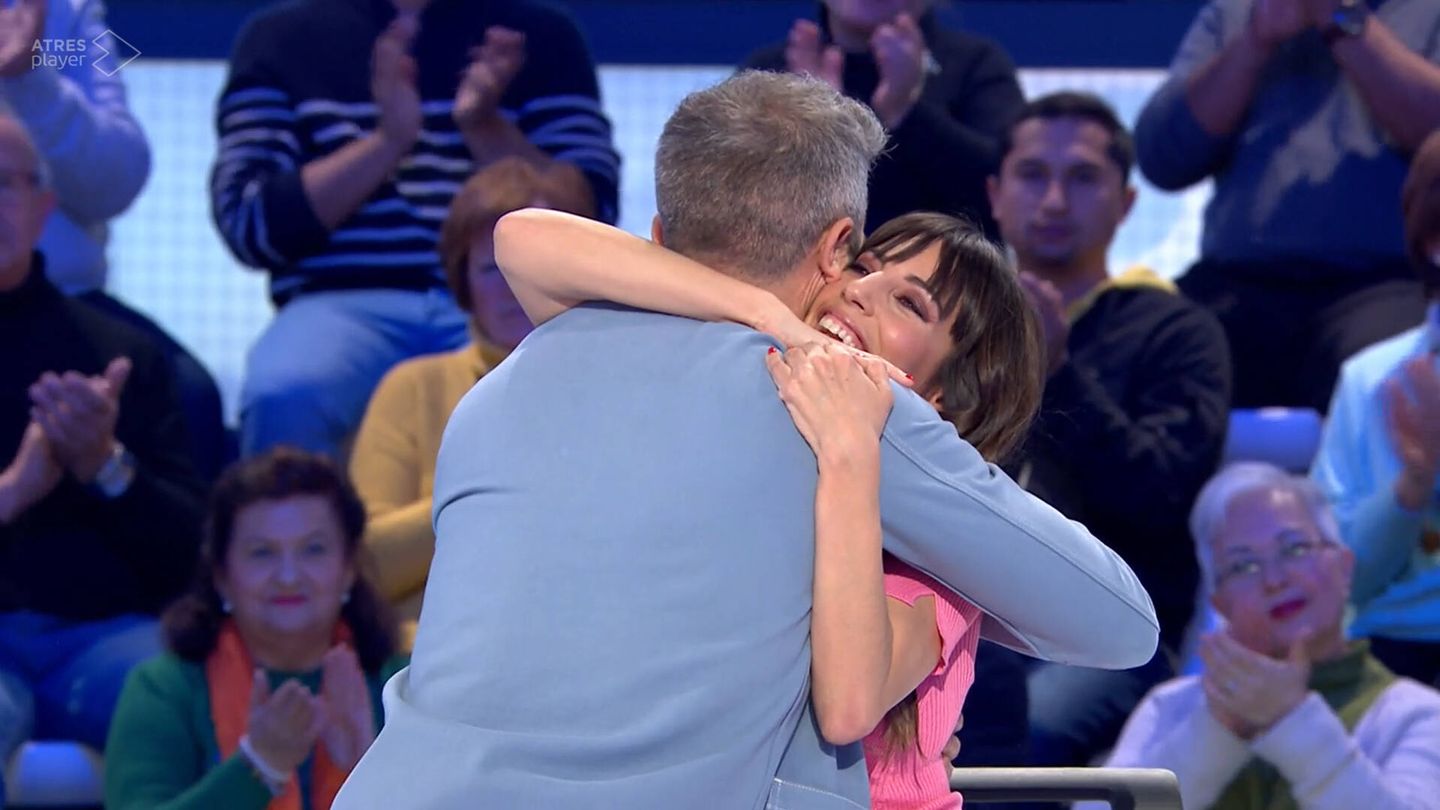 Roberto Leal abraza a Almudena Cid tras emocionarse. (Atresmedia)