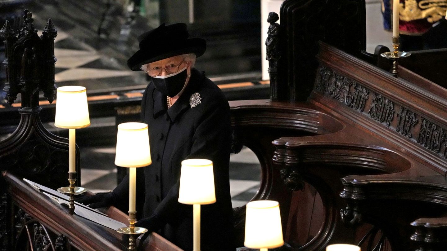 La reina, en el funeral de su marido. (Reuters)