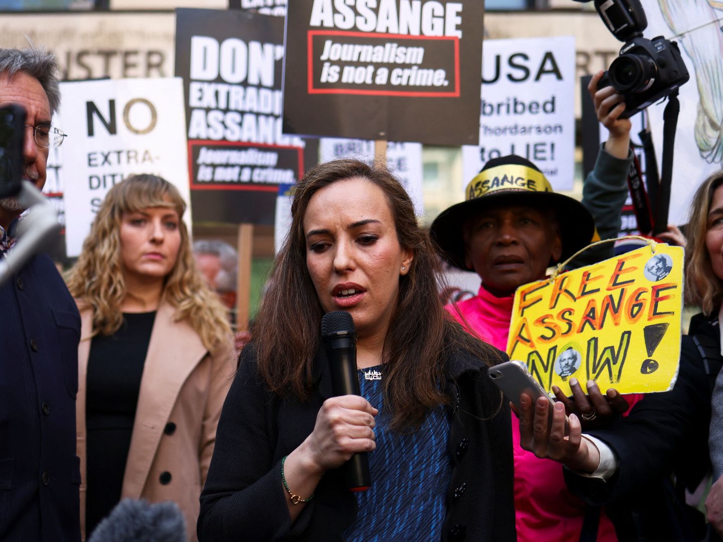 La mujer de Assange, Stella Moris, en la protesta tras la firma de la orden de extradición (Reuters/Tom Nicholson)