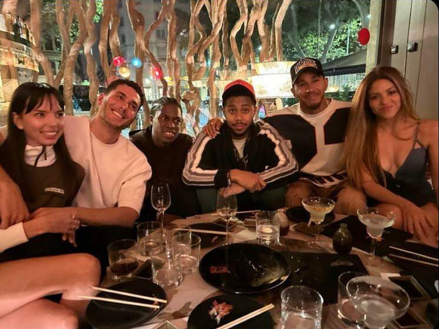 Shakira, con Lewis Hamilton y otros amigos. (Redes Sociales)