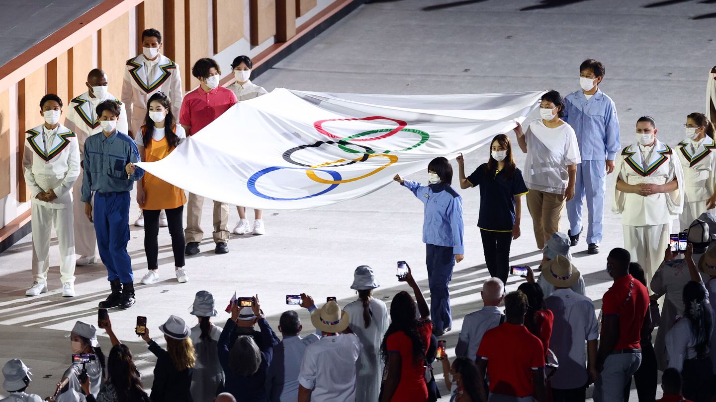 Llegada de la bandera olímpica al estadio. (Reuters)
